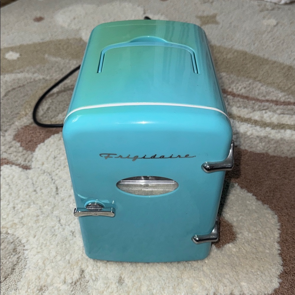 Frigidaire Mini Retro Cooler in Aqua Blue